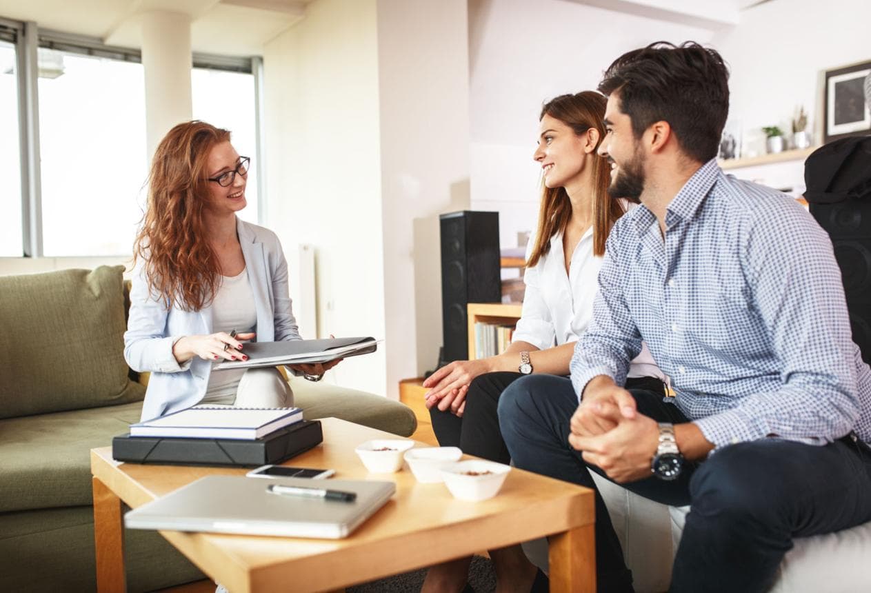 A welcoming conversation about a home